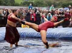 Peguei a carne! Os competidores ficam impunes enquanto lutam pelo World Gravy Wrestling Championship