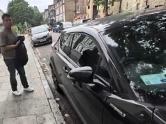 Uma mulher de 74 anos foi pega usando um crachá azul depois de estacionar o carro em Londres