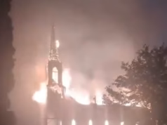 Igreja histórica de madeira incendiada no Canadá enquanto líder conservador alerta sobre onda crescente de comportamento anticristão