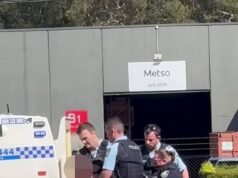 Um suposto homem empunhando uma faca foi preso em um aeroporto australiano após um impasse com a polícia
