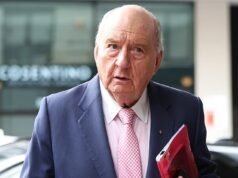 Alan Jones supostamente disse a um amigo que o chefão da rádio estava ‘apaixonado por ele’ anos antes de revelar suposta agressão indecente, ouve o tribunal