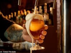 Turistas britânicos foram instados a ‘conseguir as cervejas’ para salvar as cervejarias espanholas, à medida que os gastos com cerveja despencavam