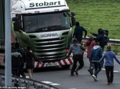 Imigrante sudanês morre após tentar, sem sucesso, pular no teto de um caminhão com destino ao Reino Unido vindo do pedágio de Calais Road