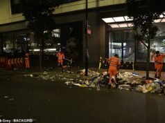 Limpeza do Carnaval de Notting Hill em andamento: Pilhas de lixo, incluindo carcaças de frango cruas deixadas pelos foliões nas ruas – enquanto a polícia confirma o recorde de 560 prisões no festival