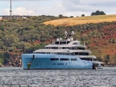 O bilionário ex-proprietário do Tottenham Hotspur, Joe Lewis, foi acusado de ‘bloquear’ as vistas panorâmicas do mar na costa de Devon com seu super iate de £ 250 milhões e 322 pés.