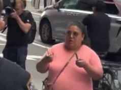 Mulher de Nova York, 49 anos, vista brandindo duas facas gigantes para a polícia na Times Square momentos antes de ser baleada e morta por esfaquear duas pessoas aleatoriamente