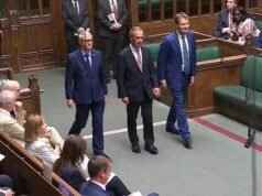 Nigel Farage foi empossado como deputado depois de vencer a caótica eleição suplementar de Clacton