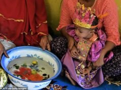 Por dentro da brutal cerimônia de circuncisão feminina em massa na Indonésia, onde bebês são mutilados com facas
