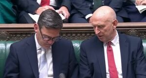 Os trabalhadores com rendimentos médios enfrentam mais pressões fiscais à medida que o mercado gilt provoca um buraco de £ 6 mil milhões na margem fiscal