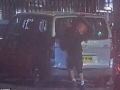 O trabalhador momentâneo destrói a casa e o carro de seu chefe, listado como Grade II, com cones de trânsito por causa da redução de salários