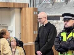 Momentos depois, activistas anti-imigração confrontaram o vigário na sua própria igreja e acusaram-no de não ter conseguido “defender os valores britânicos” ao participar em contra-protestos.
