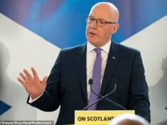 Ewan McCollum: A visão de mundo de John Sweeney é muito tênue, suas visões políticas são muito tênues… e seríamos muito tolos se acreditassemos que ele tem uma pista.