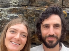 Alunos choram depois que professor australiano foi encontrado morto nas enchentes no Nepal