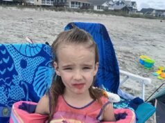 Pais de Saylor Hayes, 5, presos após o corpo da filha ser encontrado na água perto da casa alugada da família