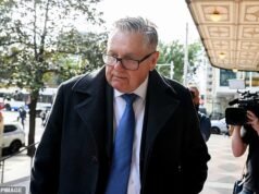 O gigante do rádio Talkback Ray Hadley ataca o rival Alan Jones com calúnias homofóbicas, diz ao tribunal