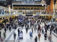 Homem de 32 anos morre após ataque ao carnaval de Notting Hill na plataforma da estação: Suspeito, 38, comparecerá ao tribunal pela morte