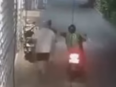 Momento assustador: ladrão que anda de scooter rouba joias de ouro de turista de Bali