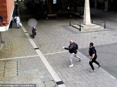 Momento em que um corajoso policial salta para derrubar um ciclista de bicicleta elétrica impulsionado ilegalmente