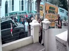 Morador de Notting Hill afugenta foliões de carnaval com sua bengala ao ser flagrado pelo CCTV