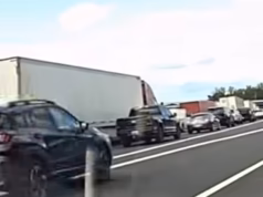 Momento satisfatório nas manchetes enquanto o motorista do Subaru aprende uma dura lição depois de tentar evitar uma enorme fila de trânsito dirigindo no acostamento