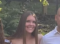 Novas evidências surgem no caso de um adolescente acusado de assassinar sua namorada estrela do futebol: um pesadelo com um saco de facas, pesquisas perturbadoras no Google e sangue pingando de seu Jeep