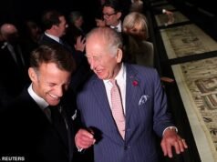 O rei Carlos saudou a Tapeçaria de Bayeux como um “símbolo precioso de confiança” entre as nações enquanto ele, Burnham e Macron se reuniam para a sua inauguração.