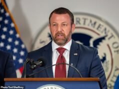O avião que transportava o secretário do DHS de Trump, Markwen Mullin, foi forçado a fazer um pouso de emergência