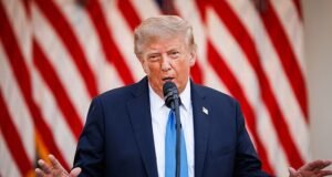 Trump prometeu ajudar os republicanos na campanha para as eleições intercalares, ao mesmo tempo que instava os candidatos a concorrerem à Casa Branca.
