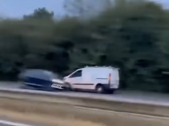 Momento em que a van ‘roubada’ dirige na contramão em uma faixa de rodagem dupla em alta velocidade durante uma perseguição policial de 24 quilômetros