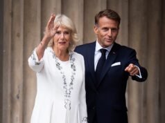 O charme gaulês de Macron levou a melhor quando cumprimentou a Rainha Camilla com um gesto muito comovente durante a inauguração da Tapeçaria de Bayeux.