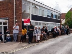 Os clientes do Royal Mail são forçados a fazer fila por horas para pegar a correspondência essencial após seis semanas sem entrega, enquanto os chefes culpam os funcionários doentes