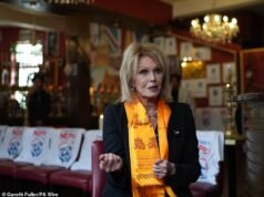Joanna Lumley junta-se à comunidade nepalesa em Londres para vigília em memória das vítimas das inundações devastadoras – enquanto o número de mortos chega a 1.250