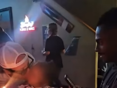 Mãe do meio-oeste indignada depois que o dono do restaurante apagou as velas na xícara de sorvete de um jovem após beijar o bebê na festa de aniversário