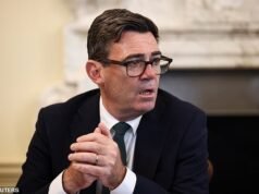 Comentário do Daily Mail: Os planos de defesa de Kemy, cortes na previdência social e um primeiro-ministro de aparência boba
