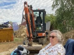 O reformado, de 76 anos, tem-se defendido dos escavadores com a sua scooter, dizendo que “não se importa de ser preso” por fazer fila em trabalhos de construção.
