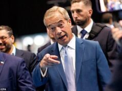 Pararemos os barcos em 100 dias: Farage revela planos para bloquear migrantes, cortar benefícios e reduzir impostos