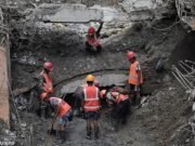 Dois trabalhadores resgatados de um túnel no Nepal nove dias após enchentes devastadoras, enquanto as equipes de resgate ouvem mais vozes presas na usina