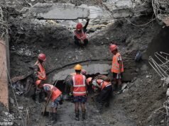 Dois trabalhadores resgatados de um túnel no Nepal nove dias após enchentes devastadoras, enquanto as equipes de resgate ouvem mais vozes presas na usina