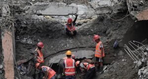 Dois trabalhadores resgatados de um túnel no Nepal nove dias após enchentes devastadoras, enquanto as equipes de resgate ouvem mais vozes presas na usina