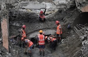 Dois trabalhadores resgatados de um túnel no Nepal nove dias após enchentes devastadoras, enquanto as equipes de resgate ouvem mais vozes presas na usina