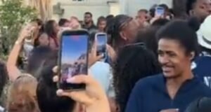 O filho armado do gangster Mark Duggan e de um caixa da sociedade de construção que roubou de clientes vulneráveis foi libertado mais cedo da prisão.