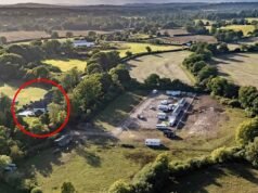 Anti-viajante nimby ‘enganou casal milionário para que comprasse sua casa’… agora eles o estão processando enquanto caravanas aparecem em campos opostos meses depois de eles se mudarem