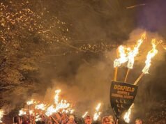 Uma tradicional procissão de tochas de 200 anos pela cidade antiga foi proibida devido ao medo de incêndios florestais – os moradores são convidados a trazer luzes de fadas.