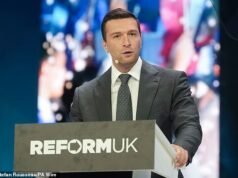 O incendiário francês Jordan Bardella disse numa conferência sobre reformas que o seu partido ajudaria a fechar o canal a pequenos barcos se vencesse as eleições do próximo ano.