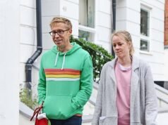 REVELADO: A comovente razão pela qual a parteira que ajudou Russell Howard e sua esposa após a trágica morte de seu filho ingressou na profissão