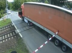 O caminhão foi esmagado por um trem de passageiros em alta velocidade depois que o motorista ficou preso no veículo pesado em um cruzamento ferroviário na Polônia.