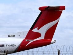 Um jato Qantas com destino a Sydney foi forçado a desviar depois que um motor pegou fogo