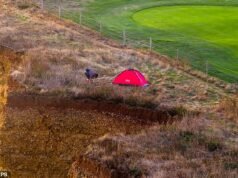Esse não é lugar para armar sua barraca! ‘Idiota’ escala a cerca e ignora os sinais de alerta para montar acampamento na beira de um penhasco à beira-mar de 150 pés