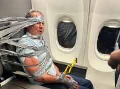 PASSAGEIRO DA AMERICAN AIRLINES DE DUCT-TAPED PARA O INFERNO É FORÇADO A OBTER UM ASSENTO EM UMA FORÇA DE VÔO DUCT-TAPED PARA DESVIAR SEU TERRÍVEL CANSADO
