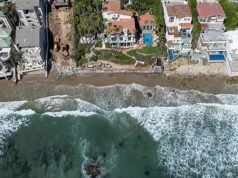 O proprietário bilionário do time de beisebol doa a praia inteira ao público após acusações veementes de que ele roubou areia para aumentar sua luxuosa mansão à beira-mar